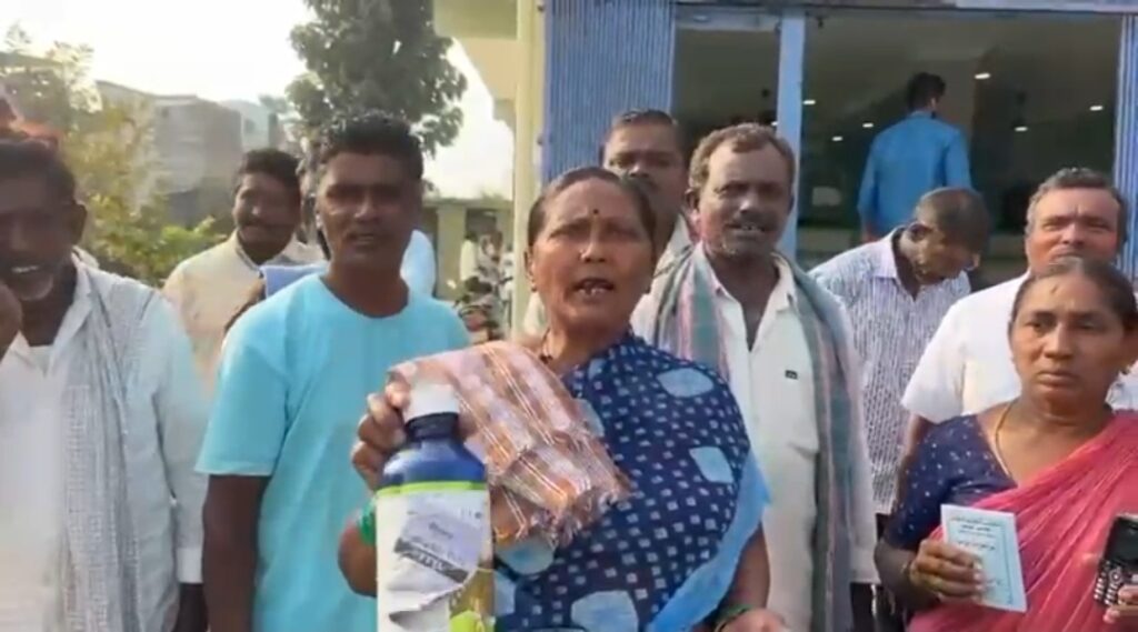 కోదాడ నియోజకవర్గంలో యూరియా కోసం రైతుల ఆందోళన.. చిలుకూరు సహకార సంఘం వద్ద ఉద్రిక్తత