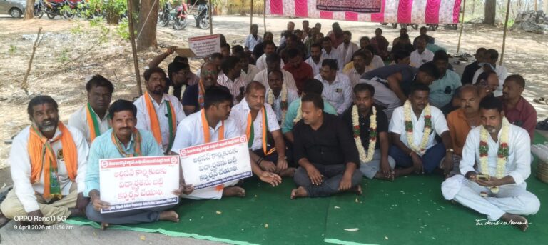 జోగిపేట లో ఆర్టినాస్ కార్మికుల కు జోగిపేట బీజేపీ నాయకులు మద్దతు తో రెండవరోజు కొనగుతున్న సమ్మె