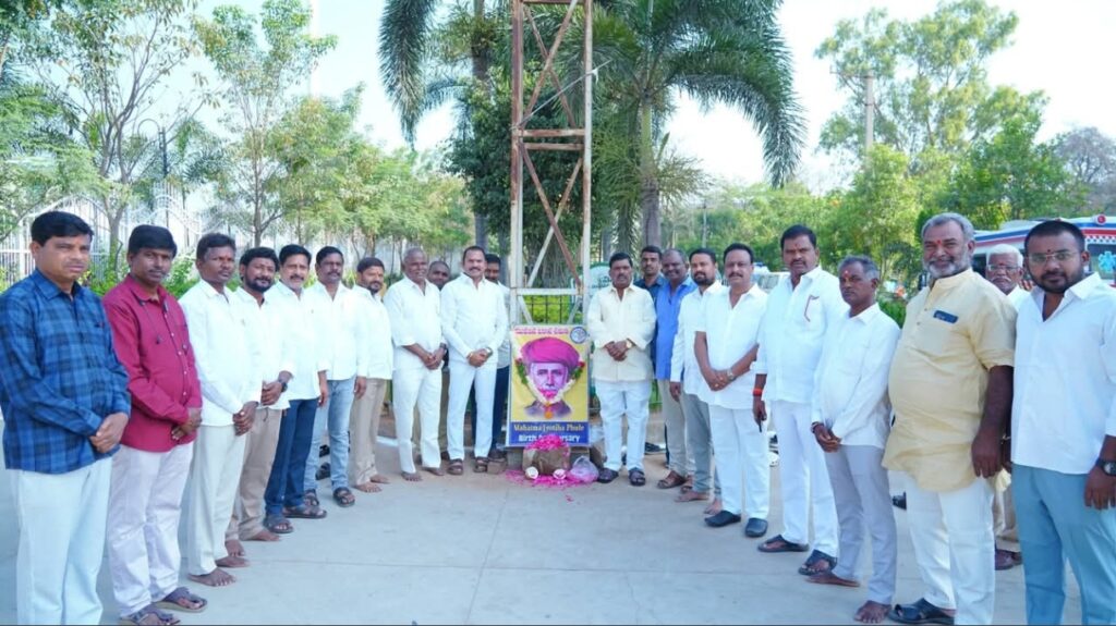 మహాత్మా జ్యోతిరావు పూలే కు ఘన నివాళులర్పించిన పటాన్చెరువు శాసనసభ్యులు గూడెం మహిపాల్ రెడ్డి