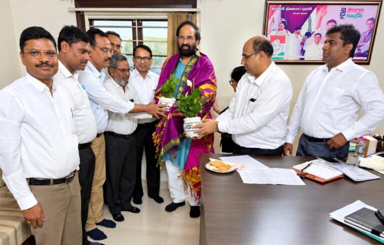 మంత్రి ఉత్తమ్ కుమార్ రెడ్డిని కలిసిన పబ్లిక్ ప్రాసిక్యూటర్, గవర్నమెంట్ ప్లీడర్లు